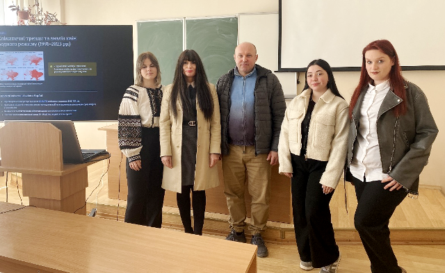 Пам’ятне фото наукового керівника Наталії Таранової та студентів-курсовиків після представлення результатів власних досліджень